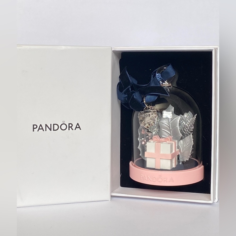 Pandora ornamenta with Pandora charm